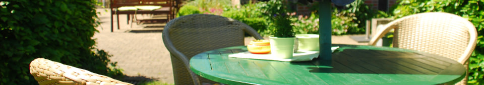 Runder Tisch im Garten des Heuerhaus Café's in Dötlingen